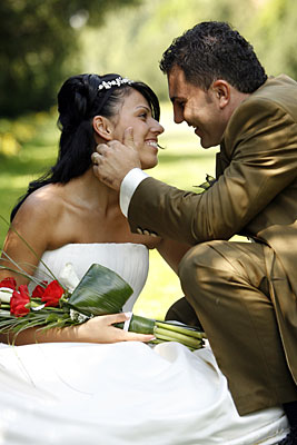 Beautiful wedding flowers, bridal bouquets, wedding reception flowers, cake flowers, bridesmaid bouquets, boutonnieres, corsages and more from Lesher's Flowers in St. Louis